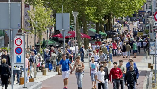 Bezoekers in stad
